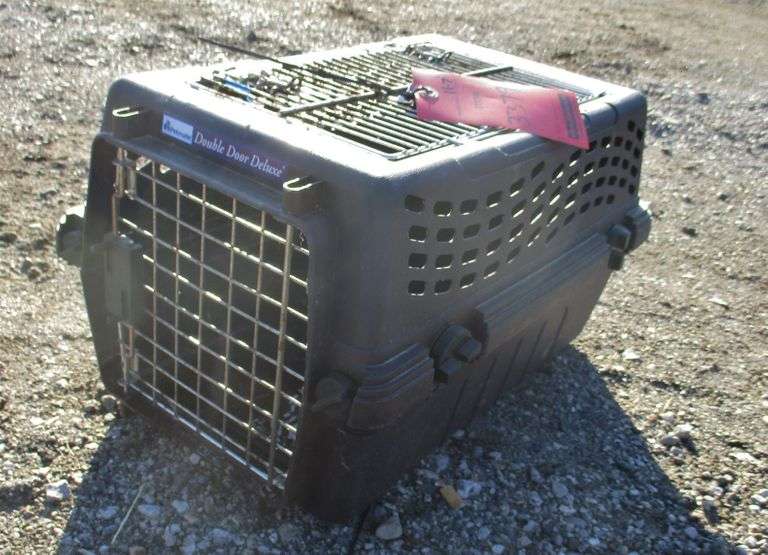 Double door deluxe pet carrier, 12" x 7" x 11", has wear Albrecht