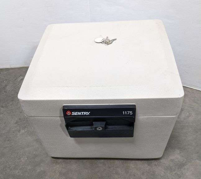 Sentry 1175 fireproof document/file safe with keys, key turns to left
