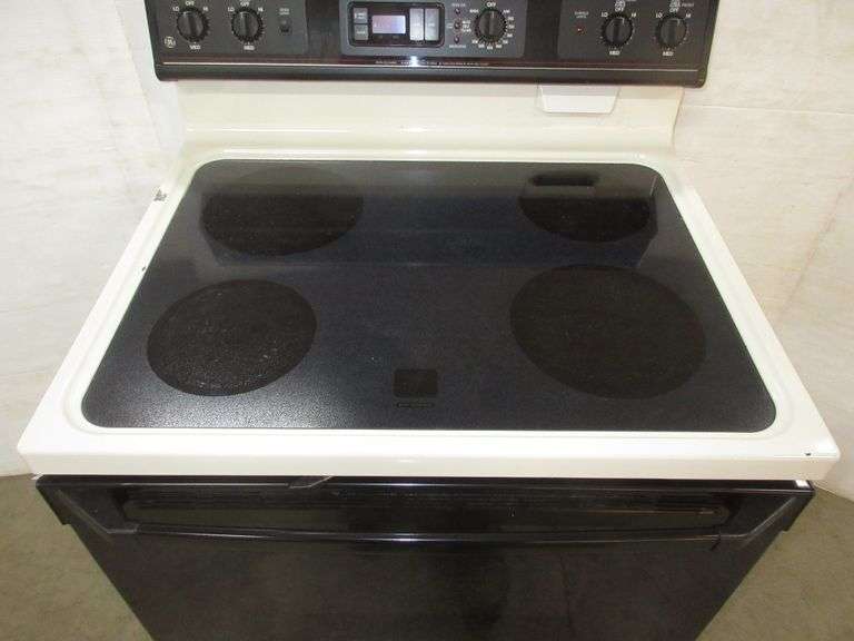 GE electric oven, some enamel chips, used, works Albrecht Auction Service
