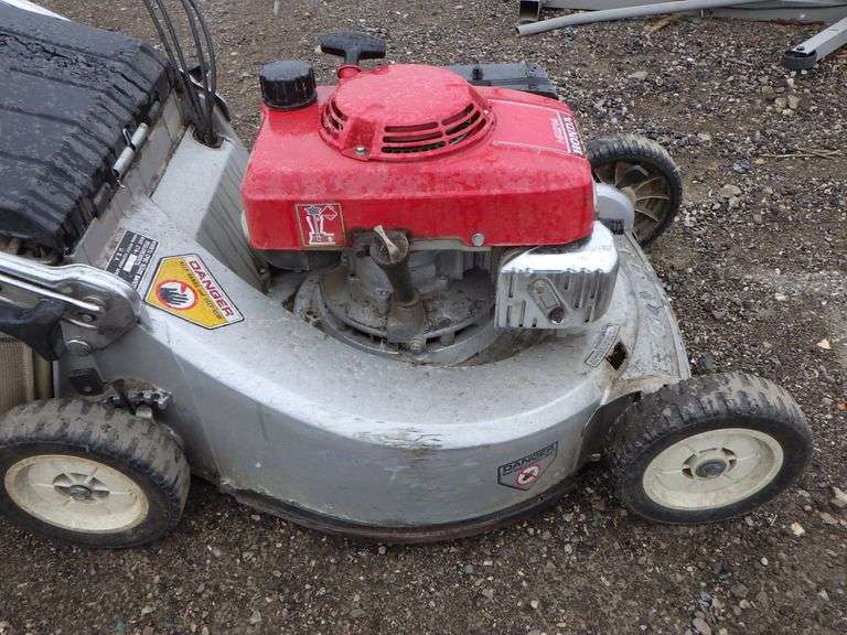 Honda self propelled lawn mower, 22" cut, as is Albrecht Auction Service