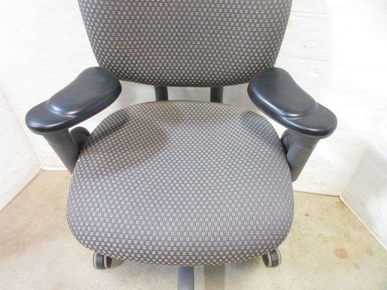 Nice office chair, 25"W Albrecht Auction Service