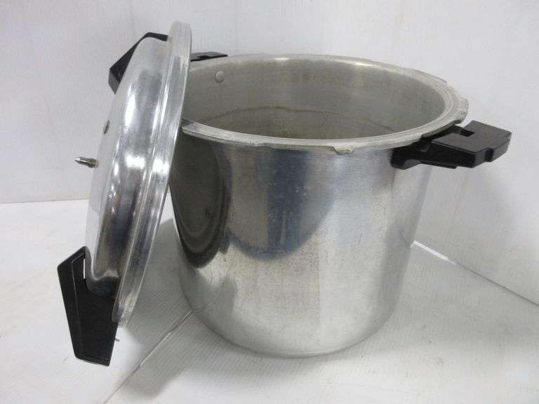 Older National Pressure Cooker, No. 7, 16quart canner, jiggle rack