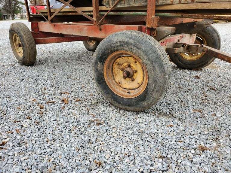 Killbros 300 Gravity Box on Gehl Gear with Auger. Location L1