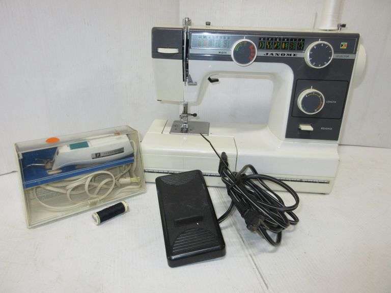 Janome sewing machine, Model No. L392, pedal control with penncrest