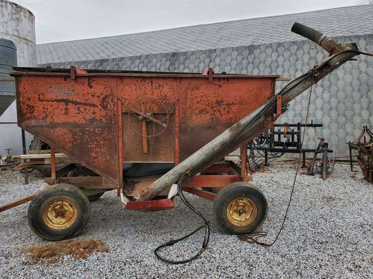 Killbros 300 Gravity Box on Gehl Gear with Auger. Location L1