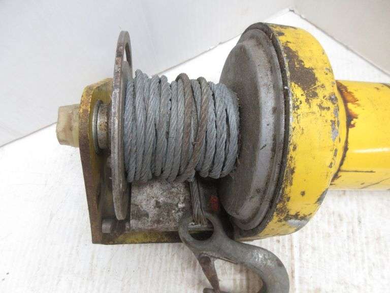 Superwinch model PM3000, includes cable and hook, 12V, works Albrecht