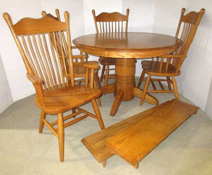 LJ Gascho 48" round oak dining room table with (2) 12" leaves, and (4