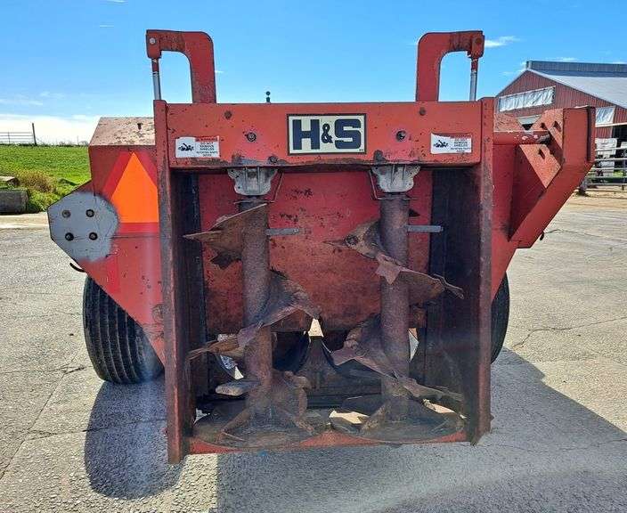 H&S 2606 Manure Spreader, Vertical Beaters, Very Good Condition
