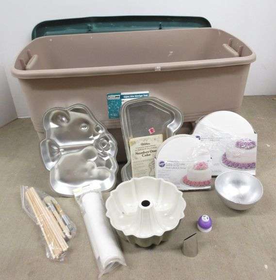 Wilton cake decorating supplies, includes Spring form pans, cupcake