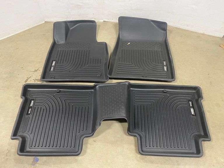 Husky floor mat, front and back Albrecht Auction Service