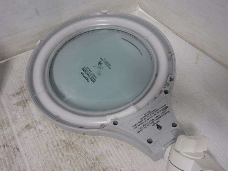 Daylight slim magnifying lamp with table clamp, model U22020, lens 17.