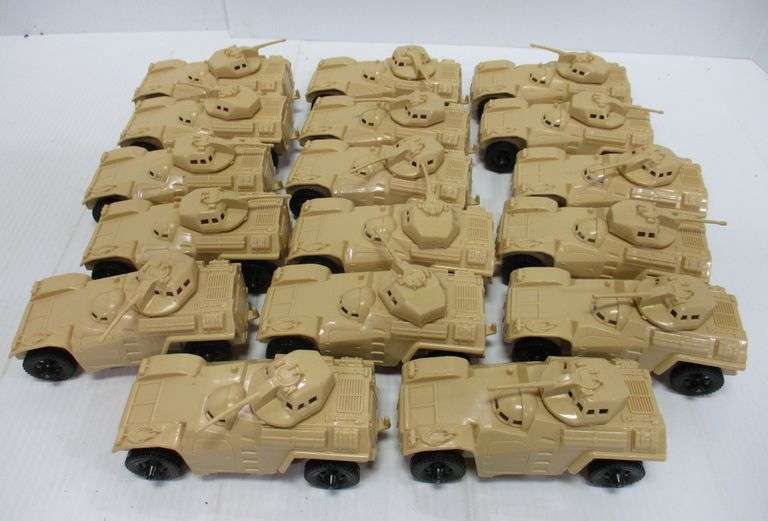 (17) Plastic army tanks, new, no boxes Albrecht Auction Service