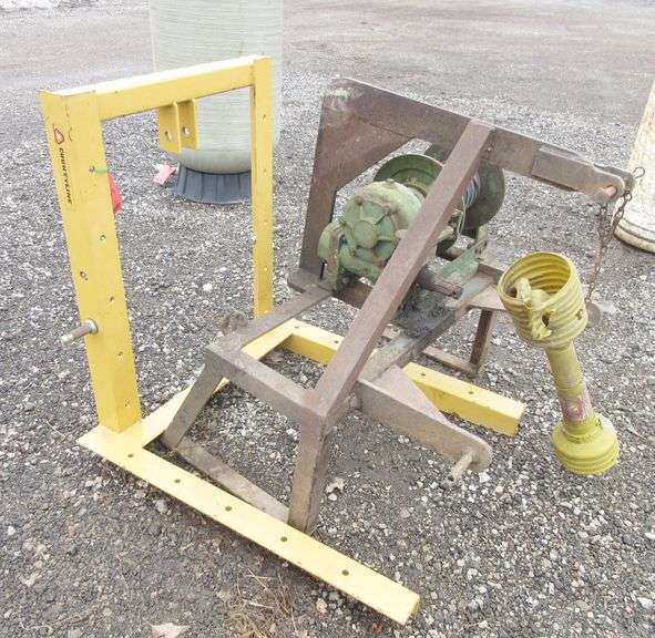 Threepoint power takeoff winch with PTO and base, used Albrecht Auction Service