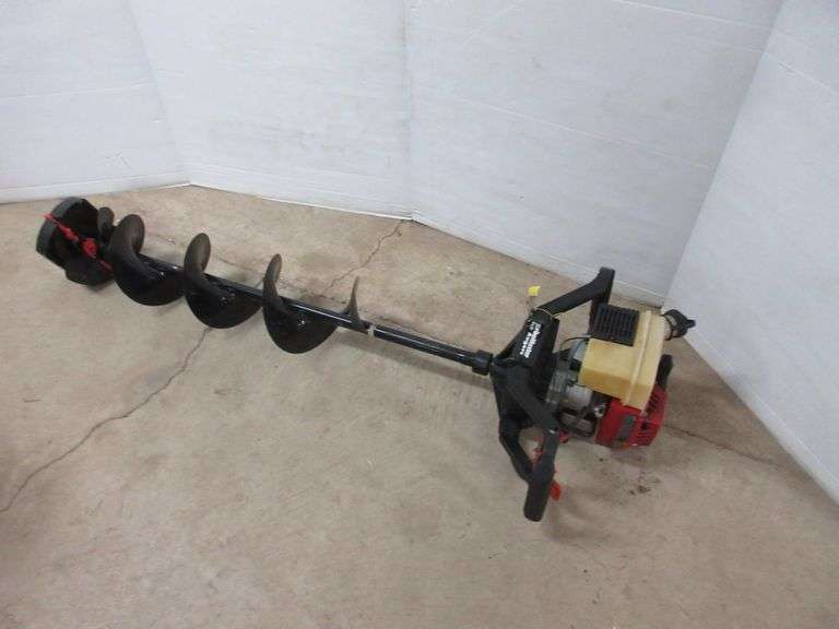 8" Strikemaster ice auger, runs great, needs new blades Albrecht