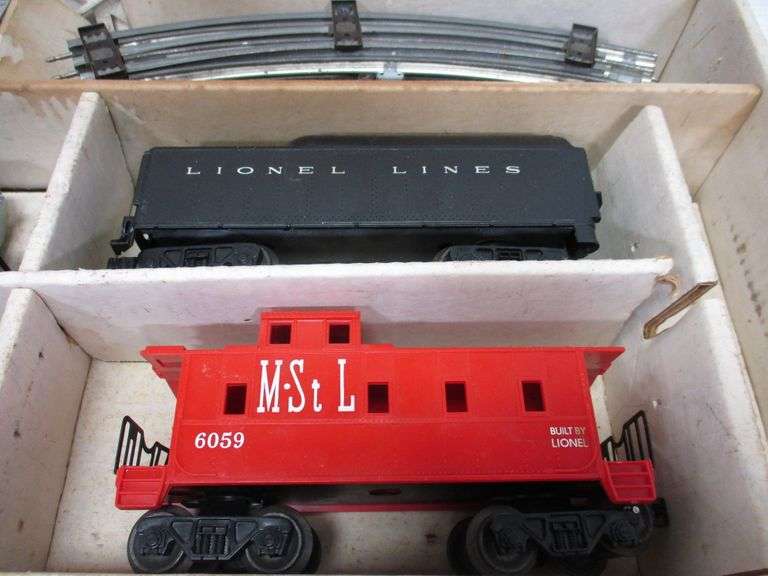 Lionel train set, includes 19350501 steam freight with headlight, 6P