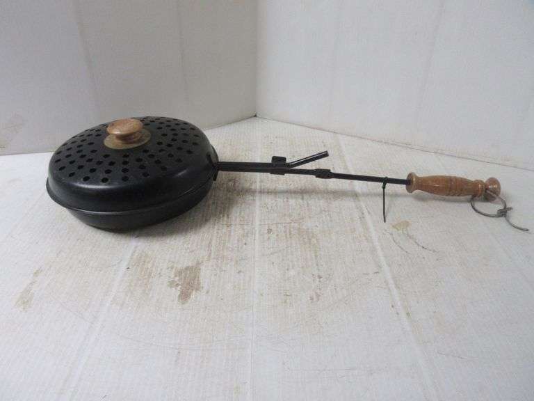 Black metal campfire/stove popcorn popper with long reach handle, great