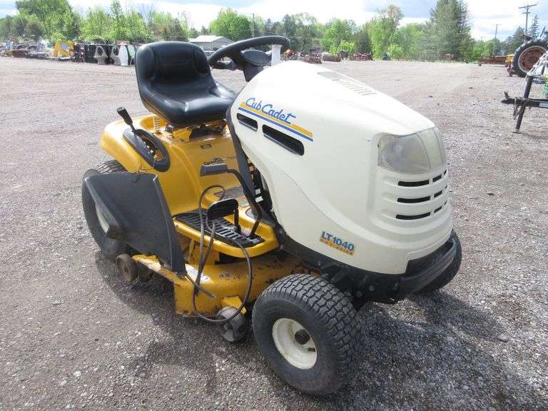 Cub Cadet CVT lawn tractor, model LT1040, 42