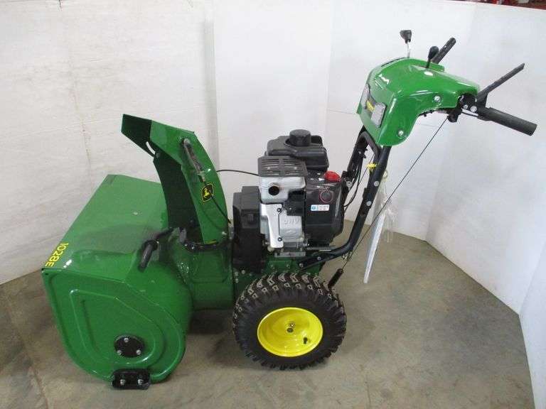 John Deere 1028E snow blower, dual stage, ideal for heavy snow, Briggs