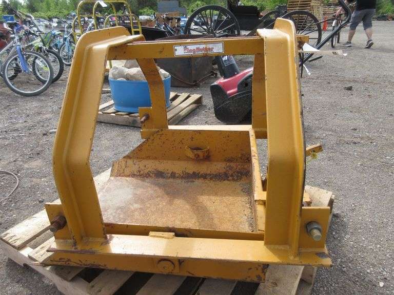 KingKutter incorporated threepoint hitch dirt scoop, 37" x 39" x 33", in excellent condition