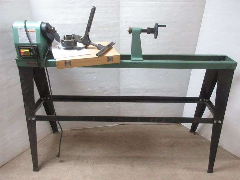 Grizzly wood lathe, Model No. G8691; Lathe Chisel Set; Fourjaw chuck