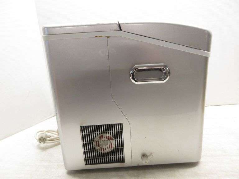 Magic Chef portable countertop ice maker, Model No. MCIM30TS, 14"W x 16