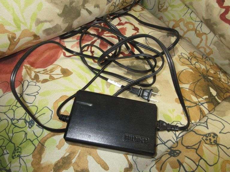 Powered Lazy Boy, seat 23"W, fabric still available Albrecht Auction