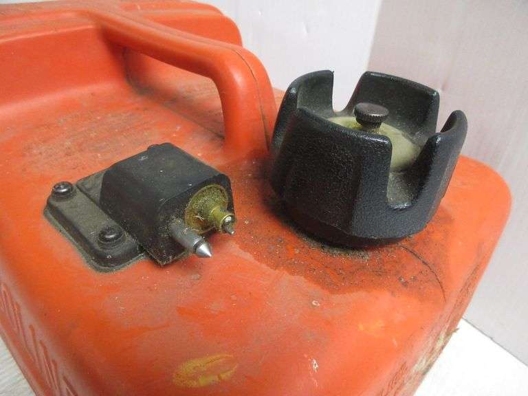 Yamaha gas can for boat, threegallons, used Albrecht Auction Service