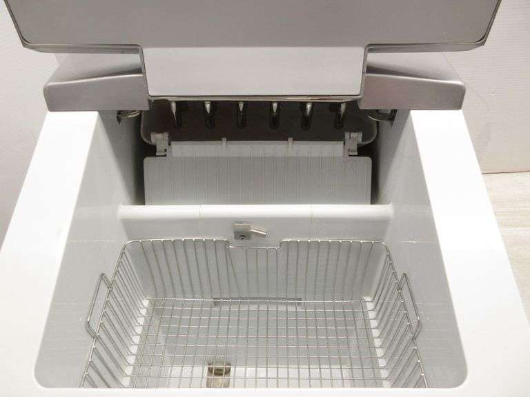 Magic Chef portable countertop ice maker, Model No. MCIM30TS, 14"W x 16