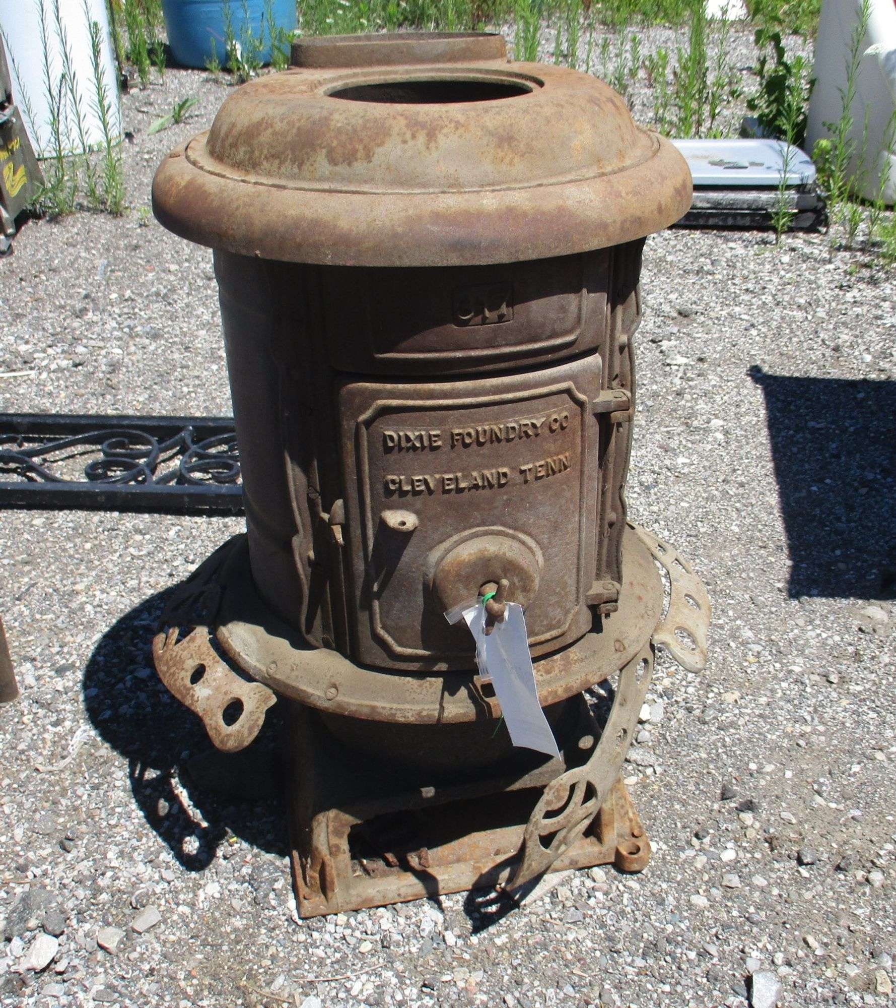 Antique Dixie Foundry Stove, store in barn for years, has broken pieces  which are included, 20W x 30H - Albrecht Auction Service