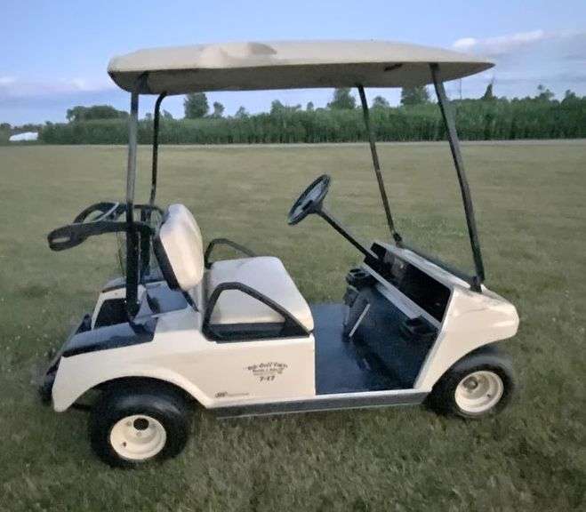 2007 Golf Cart, Gas Engine, Runs and Drives Great, Just Serviced, Has a