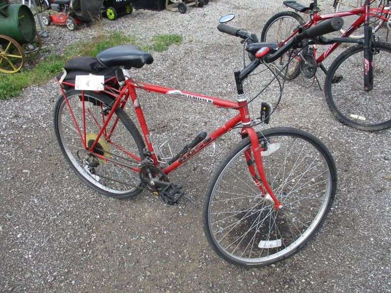 Ross mount St. Helens with tire pump, headlight, speed meter, and tool
