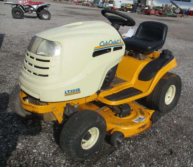 Cub Cadet LT1018 lawn tractor Hydrostatic drive, no correct engine, not