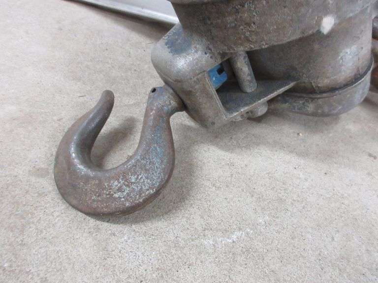 (3) Comealongs, and a 1/2Ton chain fall Albrecht Auction Service