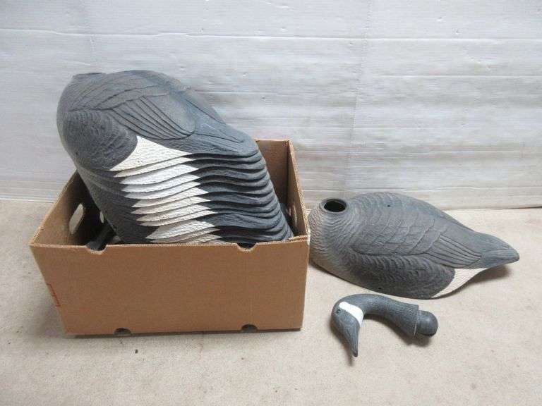 (18) Goose decoys with different necks, used, good Albrecht Auction
