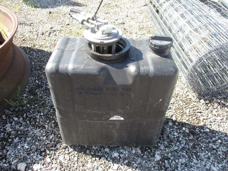 Remote fuel tank with a vehicle fuel pump, to test car engines on an