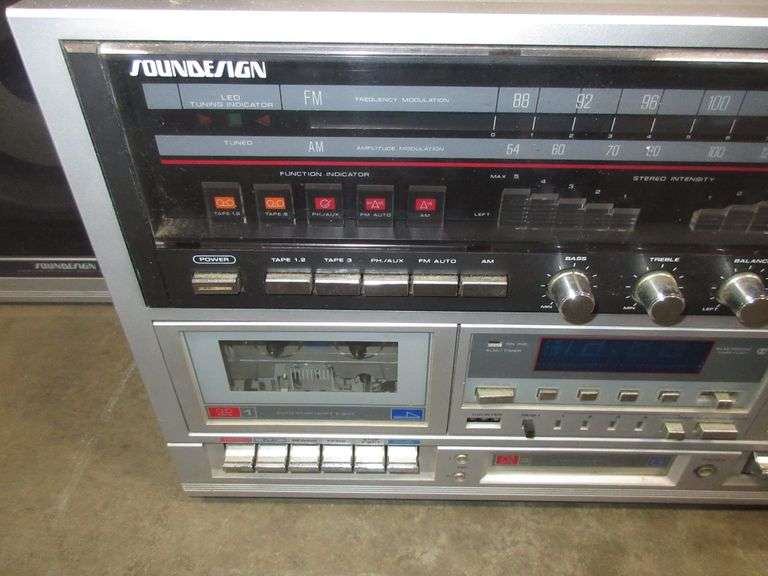 Sound design stereo with (2) Speakers from the 1980's, works, good