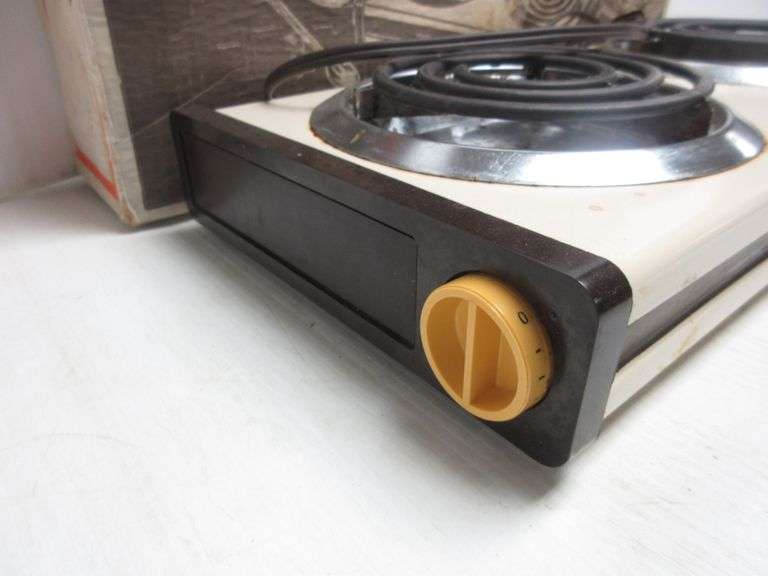 Toastmaster buffet range electric stove top, 2burner, Model No. 6407, works Albrecht Auction