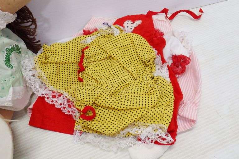 Original Cabbage Patch doll with glasses and many extras, nice