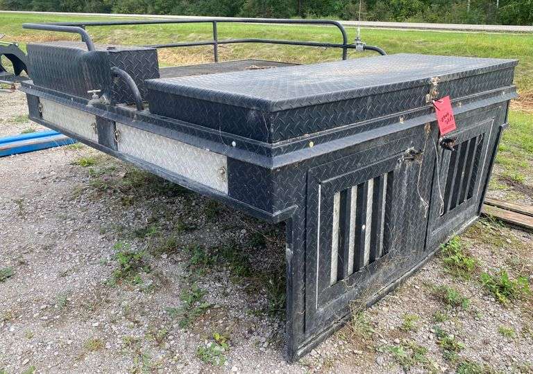 OvertheRail dog box for a 6 1/2' Chevy 1500 bed, good Albrecht
