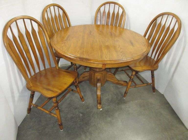 Oak pedestal table and (4) Chairs, excellent condition, table 48"Dia x