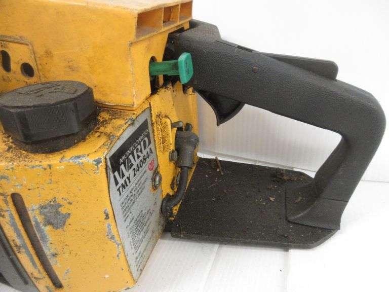 Montgomery ward 3.7 chainsaw, with 20" bar, starts with starting fluid