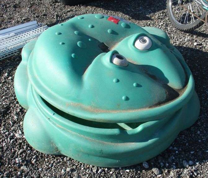 Little Tikes frog sandbox with lid, 45"Dia, has wear Albrecht Auction