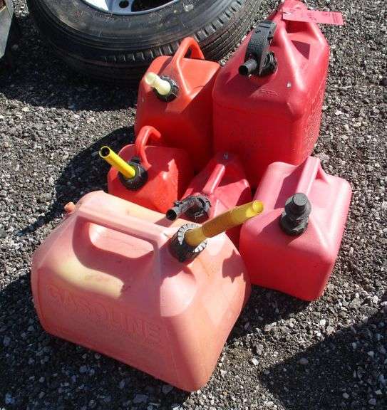 (6) Plastic gas cans, used, but clean Albrecht Auction Service