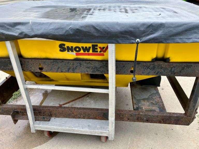 SnowEx Maxx V7550 Salter, 2Yards, Comes with Spinner and Control, Some