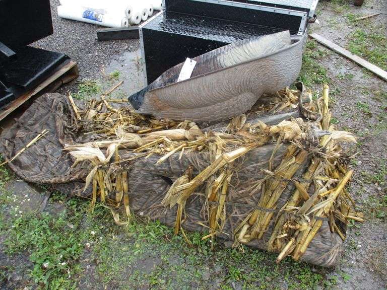 Avery Finisher layout blind with (3) Goose decoys, used but still work