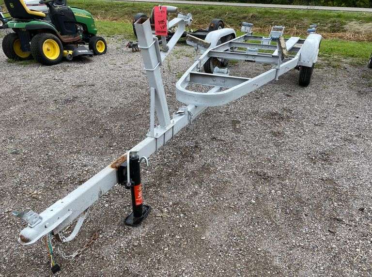 Tandem axle boat trailer for 16' to 18' boats, new lights, repacked