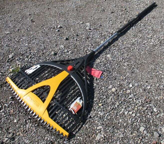 Plastic rake, good Albrecht Auction Service
