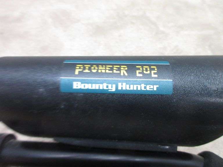 Bounty Hunter Pioneer 202 metal detector, battery compartment free of
