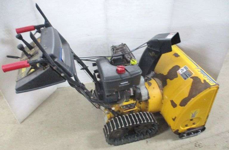 11 HP Cub Cadet 1130 STE snowblower with electric start, track driven