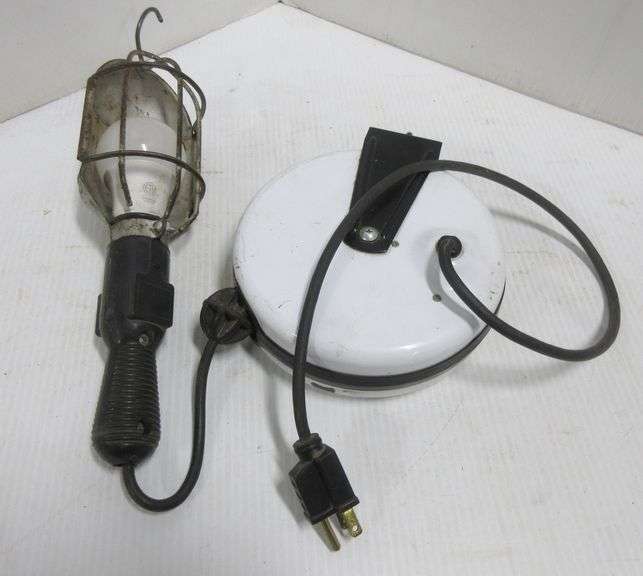 Older shop drop light, works Albrecht Auction Service